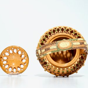 Une paire de jardinières, une paire de lampes à suspendre et une corbeille en poterie flamande, 20ème — photo 16