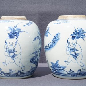 Une paire de jarres en porcelaine de Chine bleu et blanc à décor de garçons, Kangxi — photo 13