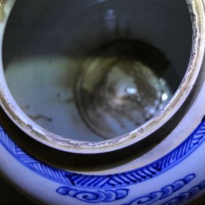 Une paire de jarres en porcelaine de Chine bleu et blanc à décor de garçons, Kangxi — photo 8