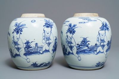 Une paire de jarres en porcelaine de Chine bleu et blanc à décor de garçons, Kangxi