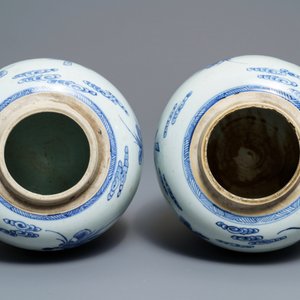 Une paire de jarres en porcelaine de Chine bleu et blanc à décor de garçons, Kangxi — photo 6