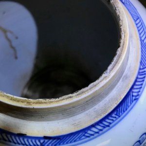 Une paire de jarres en porcelaine de Chine bleu et blanc à décor de garçons, Kangxi — photo 10