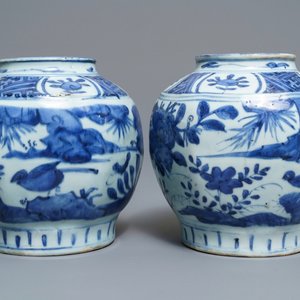 Une paire de jarres en porcelaine de Chine bleu et blanc à décor d'oiseaux, Wanli — photo 1