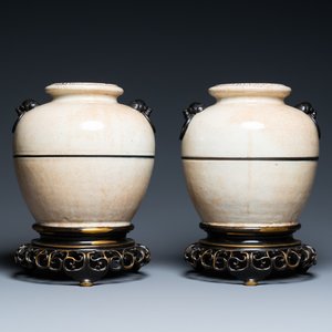 Une paire de jarres en porcelaine de Chine monochrome dite 'de Nankin' sur socles ajourés en bronze, 19ème — photo 1