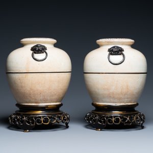 Une paire de jarres en porcelaine de Chine monochrome dite 'de Nankin' sur socles ajourés en bronze, 19ème — photo 2