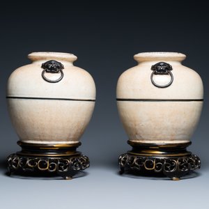 Une paire de jarres en porcelaine de Chine monochrome dite 'de Nankin' sur socles ajourés en bronze, 19ème — photo 4