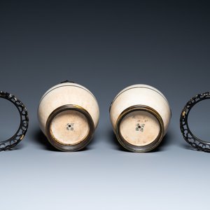 Une paire de jarres en porcelaine de Chine monochrome dite 'de Nankin' sur socles ajourés en bronze, 19ème — photo 6