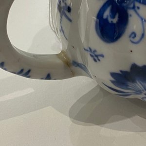 Une paire de jarres et une théière couverte en porcelaine de Chine en bleu et blanc, Kangxi — photo 15