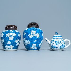Une paire de jarres et une théière couverte en porcelaine de Chine en bleu et blanc, Kangxi — photo 2