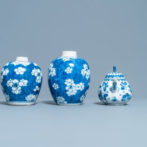 Une paire de jarres et une théière couverte en porcelaine de Chine en bleu et blanc, Kangxi — photo 6