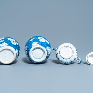 Une paire de jarres et une théière couverte en porcelaine de Chine en bleu et blanc, Kangxi — photo 8