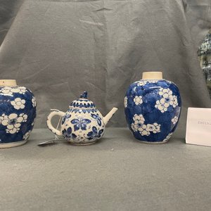 Une paire de jarres et une théière couverte en porcelaine de Chine en bleu et blanc, Kangxi — photo 10