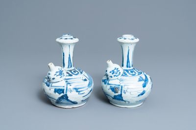 Une paire de kendis en porcelaine de Chine en bleu et blanc, Wanli