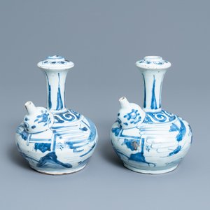 Une paire de kendis en porcelaine de Chine en bleu et blanc, Wanli — photo 1