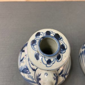 Une paire de kendis en porcelaine de Chine en bleu et blanc, Wanli — photo 14