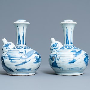 Une paire de kendis en porcelaine de Chine en bleu et blanc, Wanli — photo 2