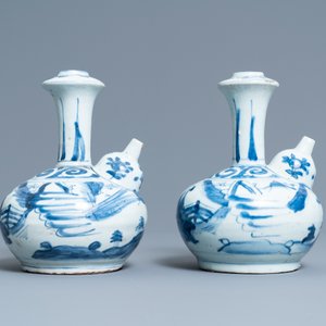 Une paire de kendis en porcelaine de Chine en bleu et blanc, Wanli — photo 4