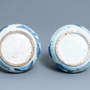Une paire de kendis en porcelaine de Chine en bleu et blanc, Wanli — photo 7