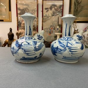 Une paire de kendis en porcelaine de Chine en bleu et blanc, Wanli — photo 8