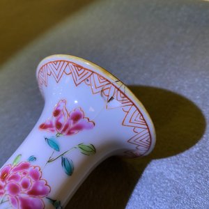 Une paire de kendis en porcelaine de Chine famille rose à décor de coqs, Qianlong — photo 10