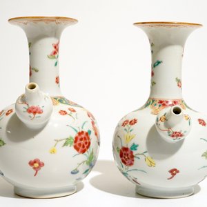 Une paire de kendis en porcelaine de Chine famille rose à décor de coqs, Qianlong — photo 3