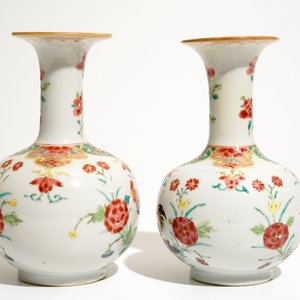 Une paire de kendis en porcelaine de Chine famille rose à décor de coqs, Qianlong — photo 5