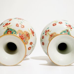 Une paire de kendis en porcelaine de Chine famille rose à décor de coqs, Qianlong — photo 6