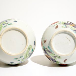 Une paire de kendis en porcelaine de Chine famille rose à décor de coqs, Qianlong — photo 7