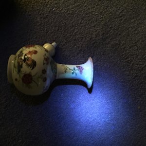 Une paire de kendis en porcelaine de Chine famille rose à décor de coqs, Qianlong — photo 9