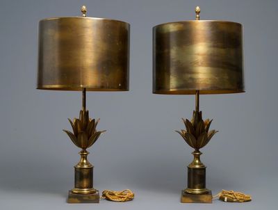 Une paire de lampes aux fleurs de lotus, signés Maison Charles, vers 1960