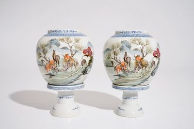 Une paire de lanternes en porcelaine de Chine coquille d'oeuf famille rose, République, 20ème
