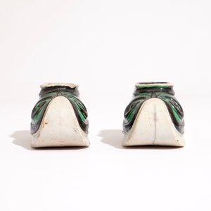 Une paire de lave-pinceaux en forme de chaussures en biscuit émaillé vert, Chine, Kangxi — photo 3