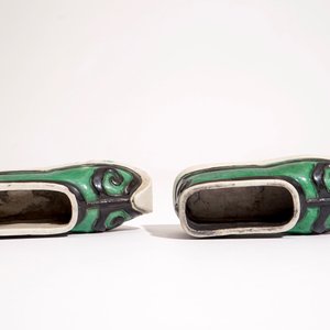 Une paire de lave-pinceaux en forme de chaussures en biscuit émaillé vert, Chine, Kangxi — photo 6
