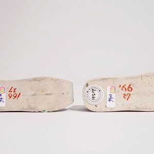 Une paire de lave-pinceaux en forme de chaussures en biscuit émaillé vert, Chine, Kangxi — photo 7