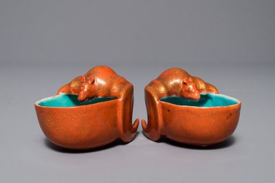 Une paire de lave-pinceaux en forme de chauve-souris en porcelaine de Chine, 18/19ème