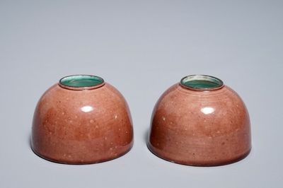 Une paire de lave-pinceaux en porcelaine de Chine monochrome, Kangxi