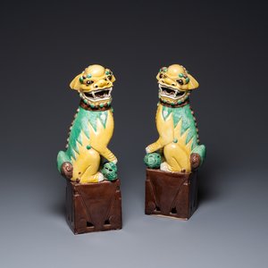 Une paire de lions bouddhistes en biscuit émaillé sancai, Chine, 19ème — photo 1