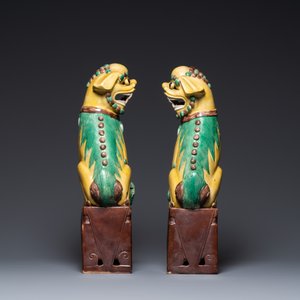 Une paire de lions bouddhistes en biscuit émaillé sancai, Chine, 19ème — photo 5