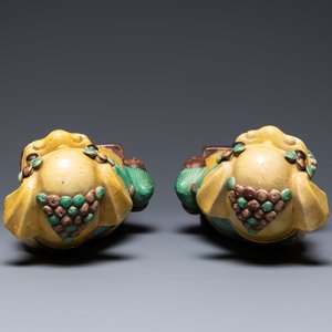 Une paire de lions bouddhistes en biscuit émaillé sancai, Chine, 19ème — photo 6