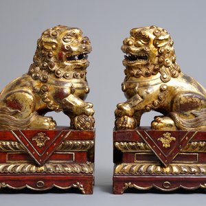 Une paire de lions bouddhistes en bois laqué et doré, Chine, 19ème — photo 2