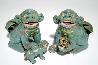 Une paire de lions bouddhistes en porcelaine de Chine monochrome en oeuf-de-pigeon, 19ème