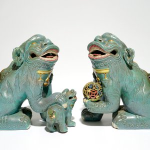 Une paire de lions bouddhistes en porcelaine de Chine monochrome en oeuf-de-pigeon, 19ème — photo 2