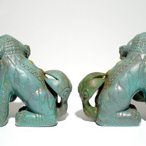 Une paire de lions bouddhistes en porcelaine de Chine monochrome en oeuf-de-pigeon, 19ème — photo 4