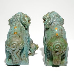 Une paire de lions bouddhistes en porcelaine de Chine monochrome en oeuf-de-pigeon, 19ème — photo 5