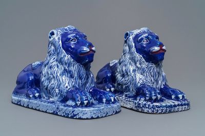Une paire de lions en faïence à fond bleu, Saint-Omer, France, fin du 18ème
