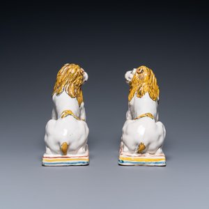 Une paire de lions en faïence polychrome de Rouen, 1ère moitié du 18ème — photo 5