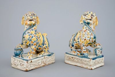 Une paire de lions en faïence polychrome de Talavera, Espagne, 18ème