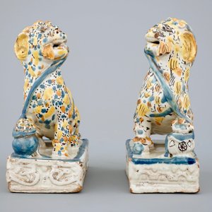 Une paire de lions en faïence polychrome de Talavera, Espagne, 18ème — photo 3
