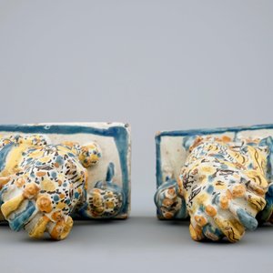 Une paire de lions en faïence polychrome de Talavera, Espagne, 18ème — photo 6
