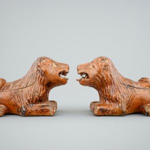 Une paire de lions en terre vernissée rouge, prob. France, 17/18ème — photo 2